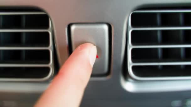 Ένα Χέρι Πατάει Κουμπί Προειδοποίησης Κινδύνου Ένα Αυτοκίνητο Κοντινό Πλάνο — Αρχείο Βίντεο