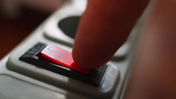 一个手指按下了扩展插座上的打开和关闭按钮 向电源插座供电的红色按钮 高质量的4K镜头 — 图库视频影像