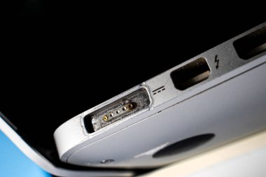 Kyiv, Ukrayna - 16 Ağustos 2023: Yanmış magsafe 2, Apple dizüstü bilgisayarı davasındaki bağlantıları şarj ediyor