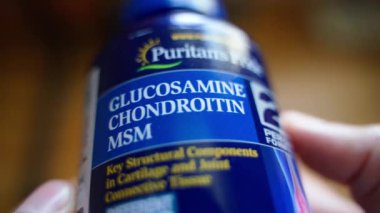 Kyiv, Ukrayna - 29 Eylül 2023: Püritenlerden alınan bir kavanoz vitamin glukozamin, kondroitin ve metilsülfonimetan ile bağların ve kemiklerin hızlıca iyileşmesi için gurur duymaktadır. Yüksek