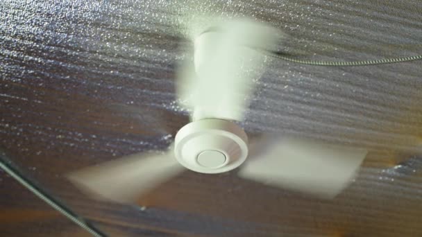 Geïnstalleerde Plafondventilator Draait Een Warme Zomerdag Hittereflecterende Folie Het Plafond — Stockvideo