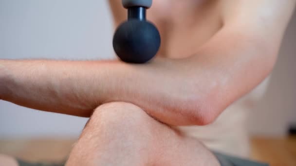 Cara Uma Massagem Músculo Braquiorradial Com Massageador Percussão Close Automedicação — Vídeo de Stock