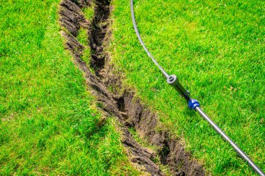 Çimlere yakın plan fıskiyeler yerleştiriyorum. Çim Sulama Entegrasyonu