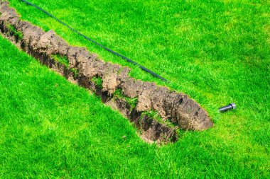 Çimlere yakın plan fıskiyeler yerleştiriyorum. Çim Sulama Entegrasyonu