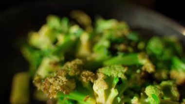 Kaynamış brokoli yakın plan, düzgün kamera hareketi. Yüksek kaliteli FullHD görüntüler