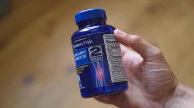 Kyiv, Ukrayna - 29 Eylül 2023: Püritenlerin eklem ve bağları için vitamin kompleksi, yakın plan. Yüksek kalite 4k görüntü