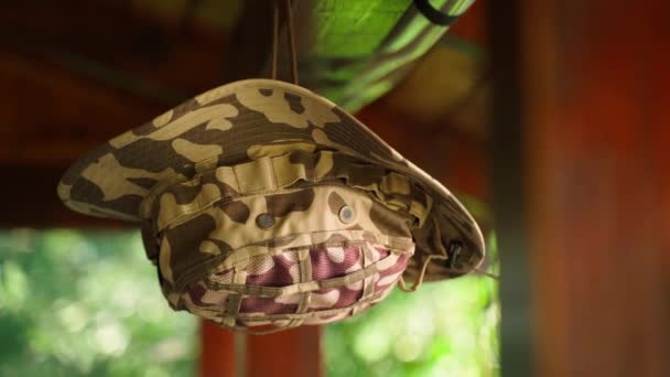 Панамская Шляпа Камуфляжного Цвета Висит Снаружи Террасе Крупным Планом Высококачественные — стоковое видео