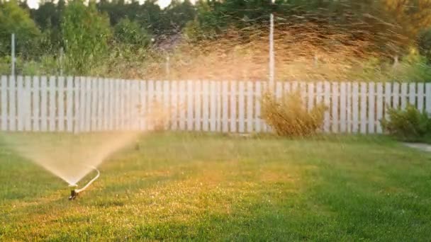 黄昏时分 在私人住宅的草地上浇灌草坪 夏天的草坪护理 乡间别墅里的放松气氛 高质量的4K镜头 — 图库视频影像