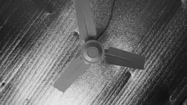 Вращающийся Потолочный Вентилятор Вид Снизу Черно Белое Видео Гипнотический Эффект — стоковое видео