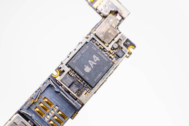 Kyiv, Ukrayna - 25 Ağustos 2023: A4 işlemcili Apple iPhone 4 ana kartı, beyaz arka planda yakın plan