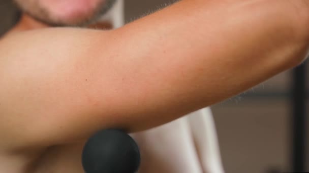 Cvičení Triceps Bicí Masážní Zblízka Chlap Cvičení Masíruje Svaly Pažích — Stock video
