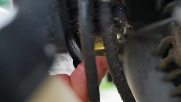 一个手指泵燃料进入汽油修整机的化油器 特写镜头 为启动发动机准备割草机发动机 用汽油和机油混合填充橡胶囊 高质量的 — 图库视频影像