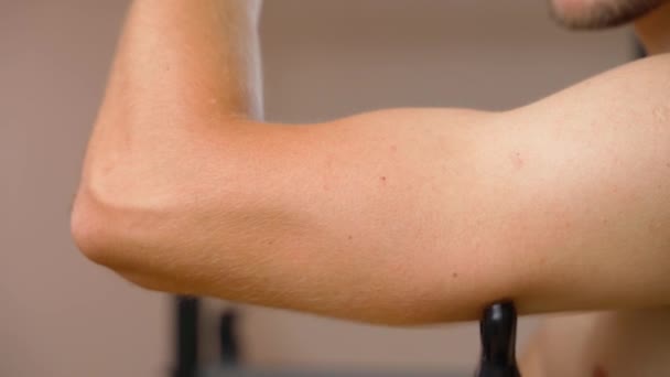 Chlápek Udělá Bicí Masáž Svých Tricepsů Zblízka Zotavení Postup Tréninku — Stock video