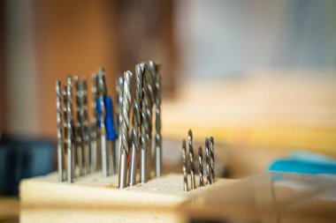 Bir marangozluk atölyesinde farklı küçük matkaplar, yakın plan. Ahşap matkaplar