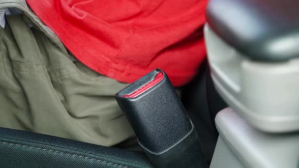 赤いTシャツを着た男が車に乗り込み シートベルトを締める シートベルトを開け 車から出る 高品質の4K映像 — ストック動画