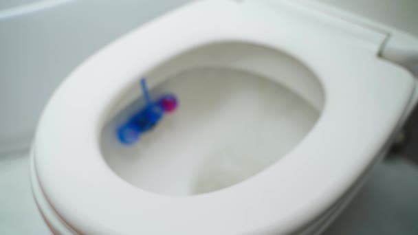 Bakgrund Suddig Toalett Medan Spolning Närbild Toalettbollar Kanten Badrummet Högkvalitativ — Stockvideo
