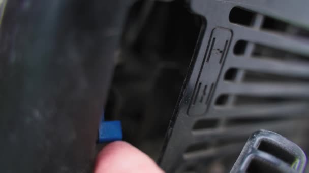 Ένα Δάχτυλο Κλείνει Τον Αποσβεστήρα Αέρα Ενός Βενζινοκινητήρα Χορτοκοπτικού Πριν — Αρχείο Βίντεο