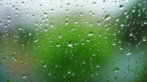 Σταγόνες Βροχής Ρέουν Στο Ποτήρι Από Κοντά Παράθυρο Κατά Διάρκεια — Αρχείο Βίντεο