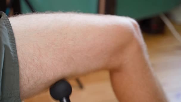 Masáž Bicí Masáží Stehen Bicepsy Mužské Nohy Zblízka Vysoce Kvalitní — Stock video
