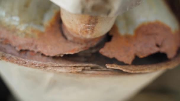 Una Fuente Corrosión Silenciador Coche Puede Cerca Tubo Escape Oxidado — Vídeos de Stock