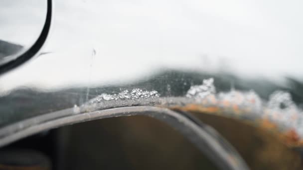 Egy Korrózióforrás Kocsi Hátsó Lökhárítóján Közelkép Rozsdás Autó Test Tél — Stock videók