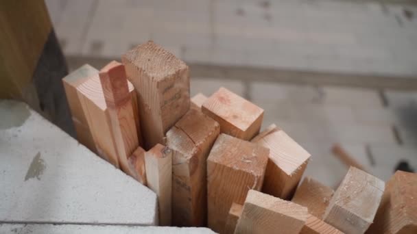 Drewniane Bloki Magazynie Zbliżenie Różne Wielkości Deski Sosnowe Warsztacie Płynny — Wideo stockowe