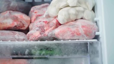 Dondurucudaki plastik torbalarda dondurulmuş yiyecekler. Buzdolabında köfte ve et var, kamerada düzgün hareket var. Yüksek kaliteli FullHD görüntüler