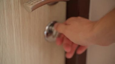 Bir el kapıyı içeriden kapatıyor, bulanık. Yüksek kalite 4k görüntü