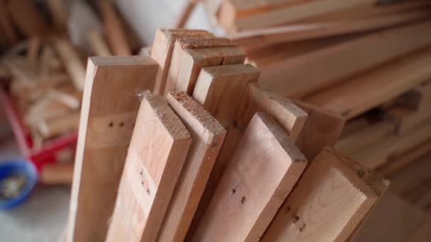 Staré Borové Prkna Demontáži Dřevěných Konstrukcí Detailní Záběr Recyklace Dřevěných — Stock video