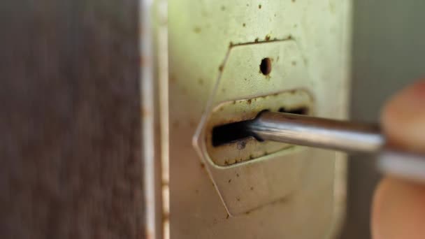 Kilide Uzun Bir Anahtar Sokup Kapıyı Açmanın Yakın Plan Görüntüsü — Stok video
