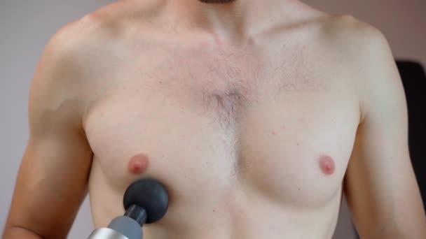 Bir Adam Yaralanmış Göğüs Kaslarına Perküsyon Masajcısıyla Masaj Yapıyor Yakın — Stok video
