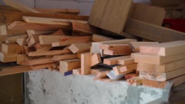 Marangozların atölyesindeki bir depoda bir sürü çam ağacı parçası. Yüksek kaliteli FullHD görüntüler