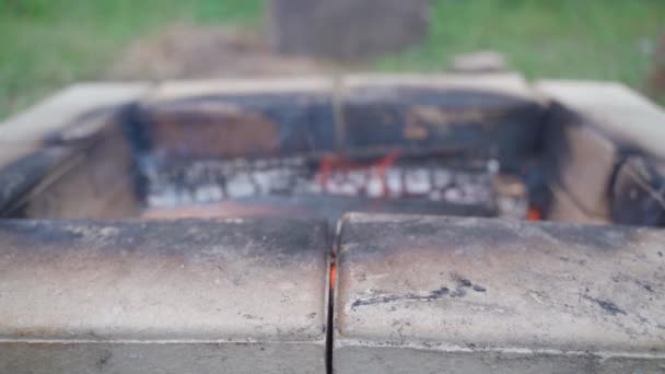 Arka Planda Yanan Odunlu Şömine Izgarası Doğadaki Kamp Ateşinin Bulanık — Stok video
