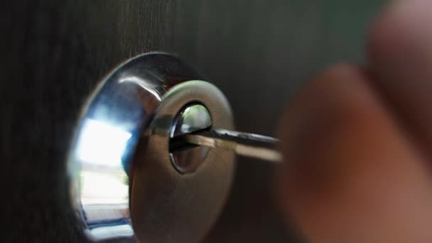 Ένα Χέρι Εισάγει Ένα Κλειδί Μια Κλειδαριά Πόρτας Γυρίζει Και — Αρχείο Βίντεο