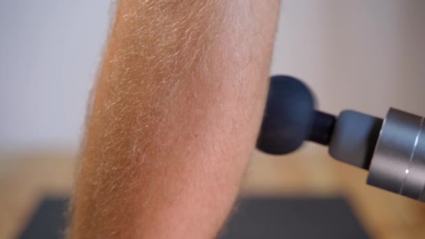 Massaggio Percussione Vitello Uomo Primo Piano Vibromassaggio Dopo Corsa Filmati — Video Stock