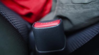 Dil mandallanırken emniyet kemeri tokasına yakın çekim yapın. Adam arabada kemer takıyor. Yüksek kalite 4k görüntü