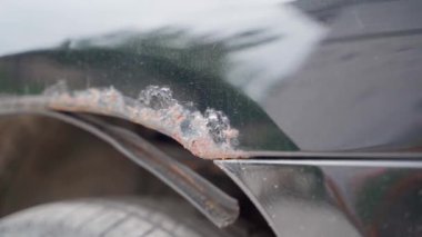 Modern bir arabanın yumuşak, ince vücudu kıştan sonra hızla paslandı. Yüksek kaliteli FullHD görüntüler