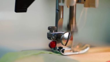 Elektrikli dikiş makinesi dikiyorum, yakın plan. Yüksek kaliteli FullHD görüntüler