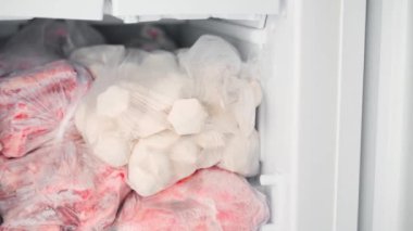 Buzdolabında dondurulmuş gıda deposu, kötü zamanlar için et rezervleri. Yüksek kaliteli FullHD görüntüler