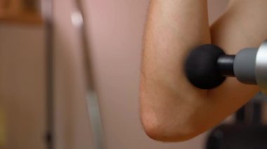 Ön kolun iç kısmı perküsyon masajcısıyla masaj yapılmış. Yüksek kalite 4k görüntü