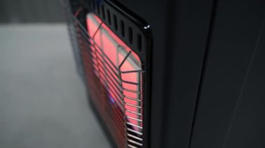 Gaz sobasının yanında bir el ısınıyor, yakın plan. Isıtıcı seramik bir element ve yanıcı gazla ısıtılır. Bodrumda ısıtma ya da kışın sığınak. Yüksek kalite 4k görüntü