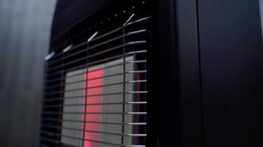 Odayı ısıtmak için yeni bir ısıtıcı, yakın çekim. Gaz ısıtıcısının asgari güç modu. Yüksek kaliteli FullHD görüntüler