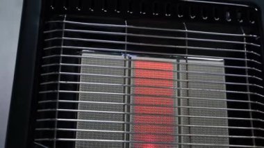 Seramik tabanlı ve koruyucu ızgaralı taşınabilir evrensel gaz ısıtıcısı. Yüksek kaliteli FullHD görüntüler