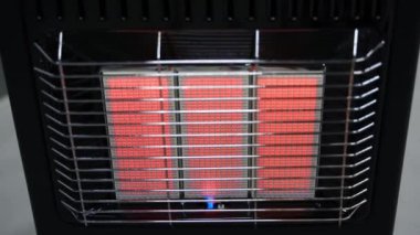 Modern seramik gaz ısıtıcısı, kameralar pürüzsüz bir şekilde yakınlaşıyor. Yüksek kalite 4k görüntü