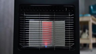 Kamera çalışan bir gaz portatif ısıtıcıya sorunsuzca zumluyor. Yüksek kaliteli FullHD görüntüler