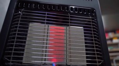 Seramik bir zemindeki gaz patlamasından dolayı odanın ısıtılması. Bodrumda evrensel gaz ısıtıcısı var, yakın plan. Yüksek kaliteli FullHD görüntüler