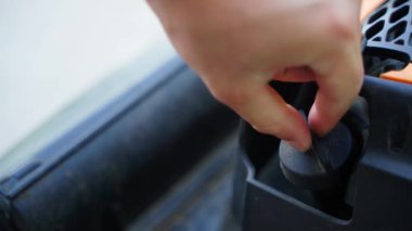Çim biçme makinesindeki yağ çubuğunu kontrol ediyorum, yakın plan. Yüksek kalite 4k görüntü