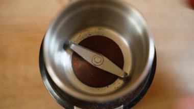 Tüm kahve çekirdekleri kahve öğütücüsüne dökülüyor ve yakından çekiliyor. Yüksek kalite 4k görüntü