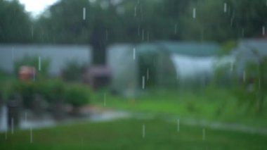 Arka plan, karanlık bulutlu yağmurlu bir gün, ağır çekim. Yüksek kaliteli FullHD görüntüler