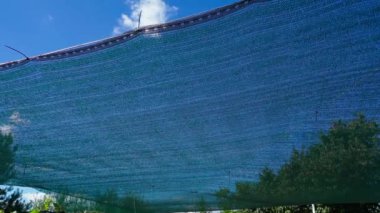 Sıcak yaz günlerinde UV koruması için güneş koruyucu gölge ağı. Yüksek kaliteli FullHD görüntüler